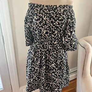 Great condition sizeM black and cream floral old navy mini with cut outs at hips